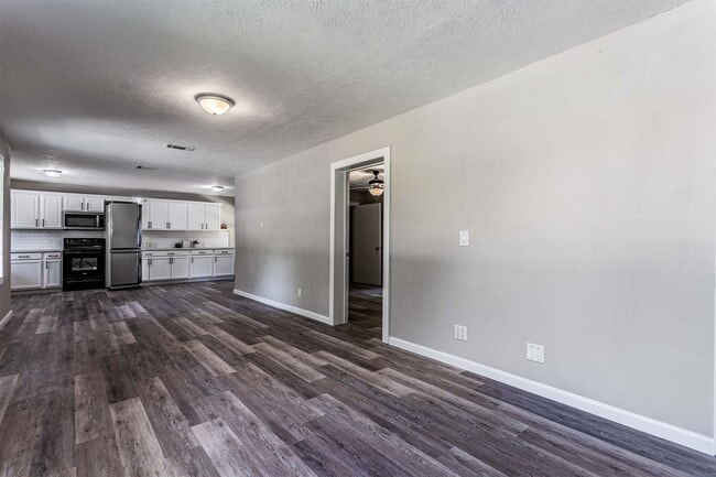 Building Photo - 608 W Lobit Ave