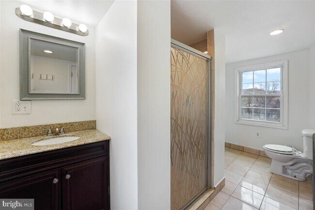 Building Photo - 528 E Elm St