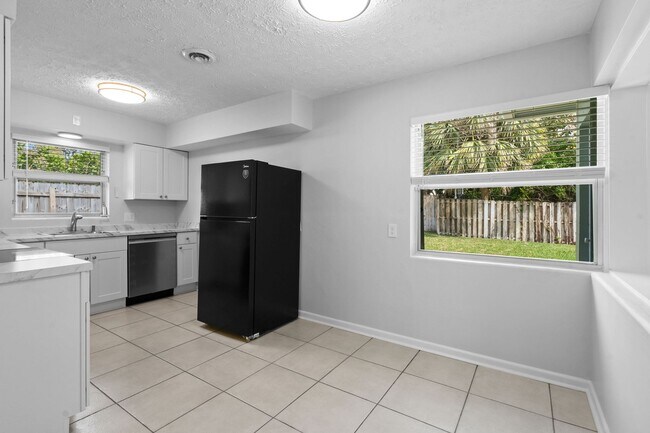 Building Photo - Beautifully maintained 2-bed/2-bath single-family residence is available for rent in one of West ...