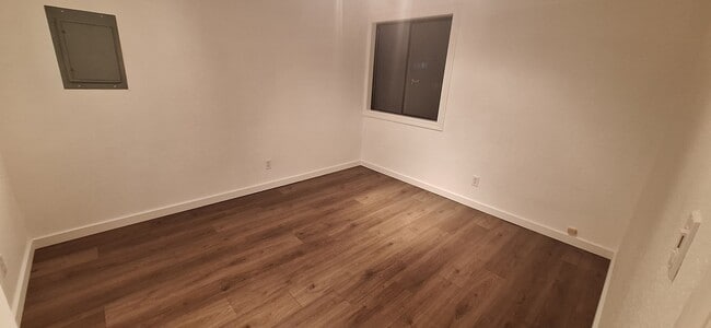 Building Photo - Luxurious 2-Bed, 2-Bath Condo with Spectacular Views and Designer Upgrades in Kirkland!!