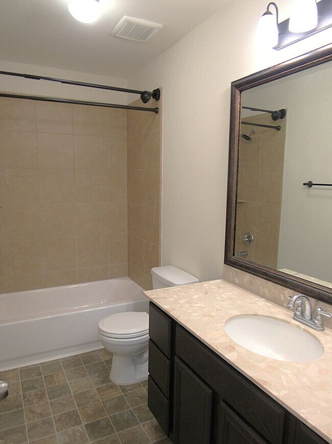 Building Photo - Conveniently located townhome in gated com...