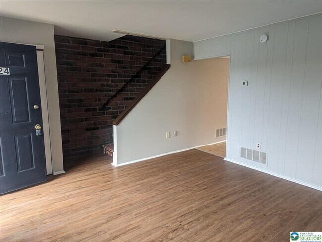 Building Photo - 107 E Hillcrest Ln