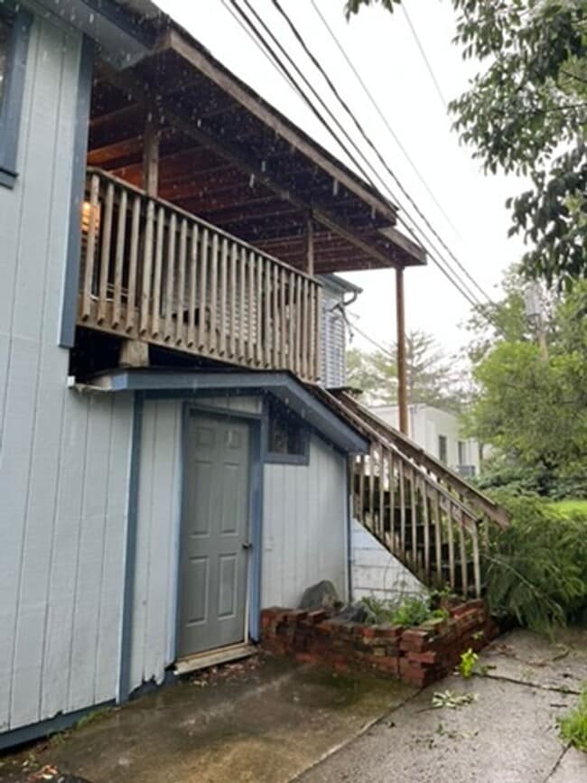 Building Photo - Charming 4 Bedroom 2 bath apartment near d...