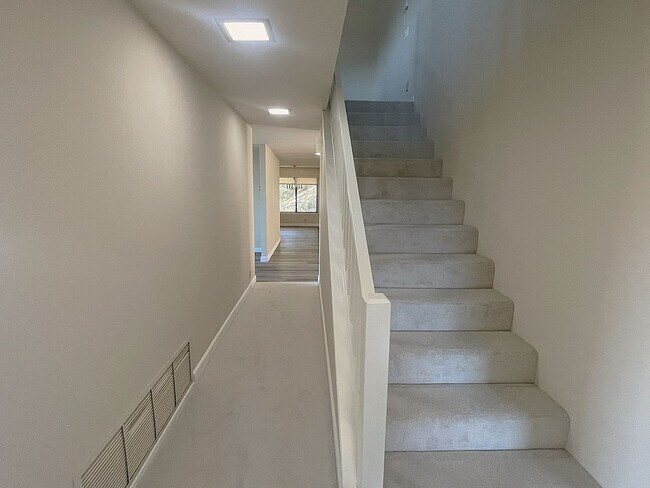 Building Photo - $5495 - Large Gorgeous 3/2 Tri-Level Home ...