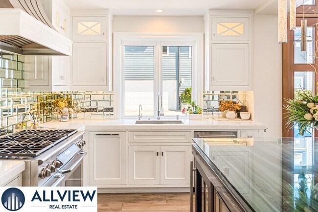 Building Photo - Stunning Beach House located on Newport Be...
