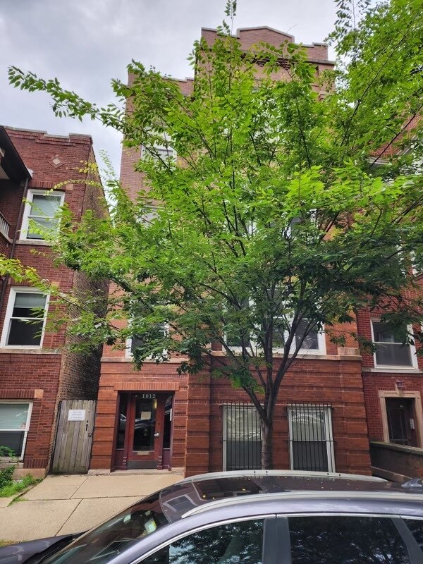 Front - 1012 N Oakley Blvd
