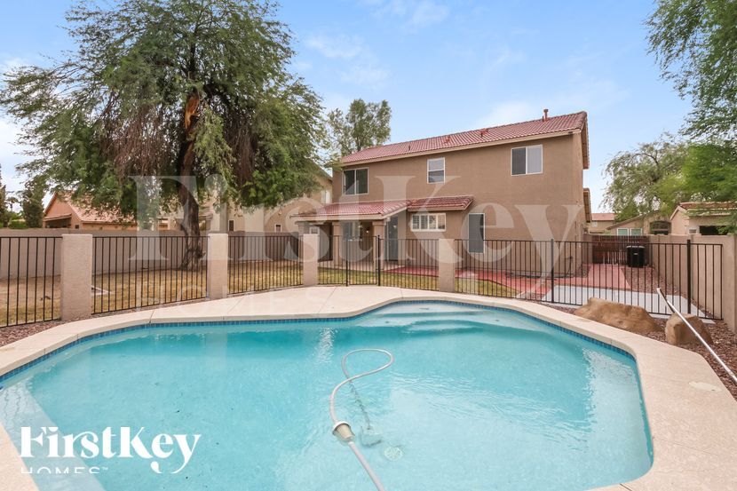 Building Photo - 1562 E Oakland St