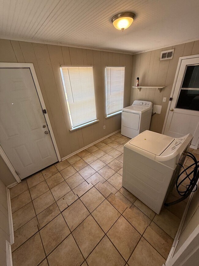 Building Photo - Pre Leasing for Fall 2026! 3/2 in Tech Terrace