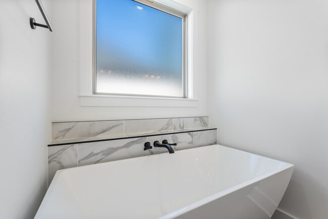 Building Photo - 19 Denali Dr