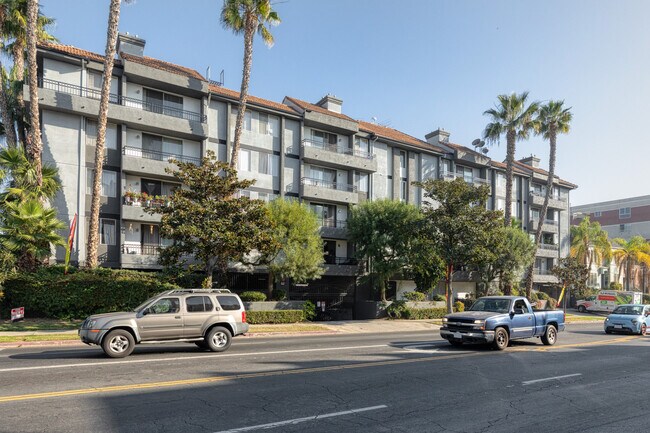 Building Photo - 310 S Virgil Ave