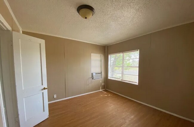 Building Photo - Cutie in Arnett Benson! Great 2/1 Near Sch...
