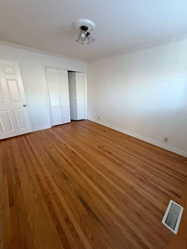 Building Photo - Charming 3-4 Bed/3 Bath Home in Belmont wi...