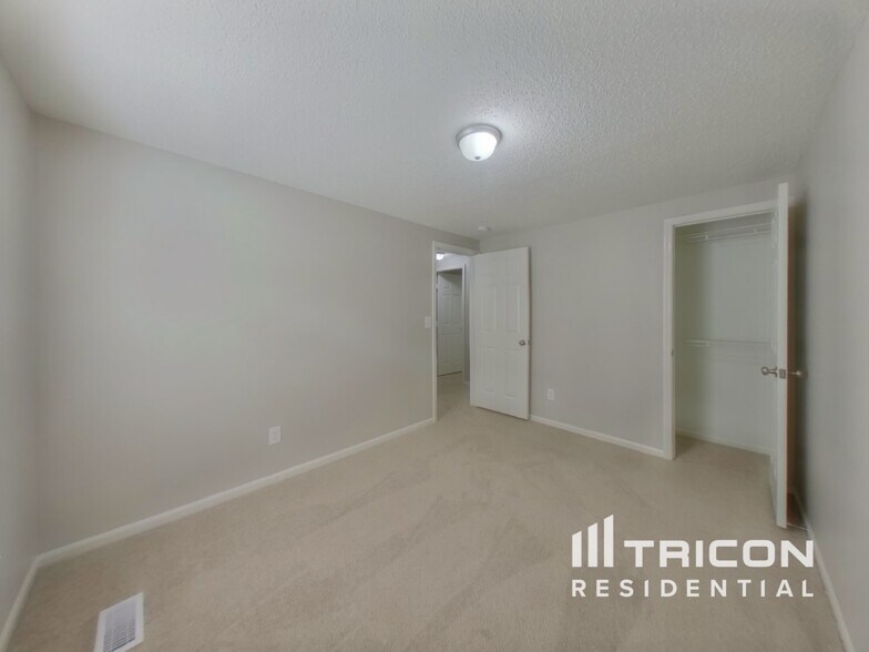 Building Photo - 2305 Valleyview Dr