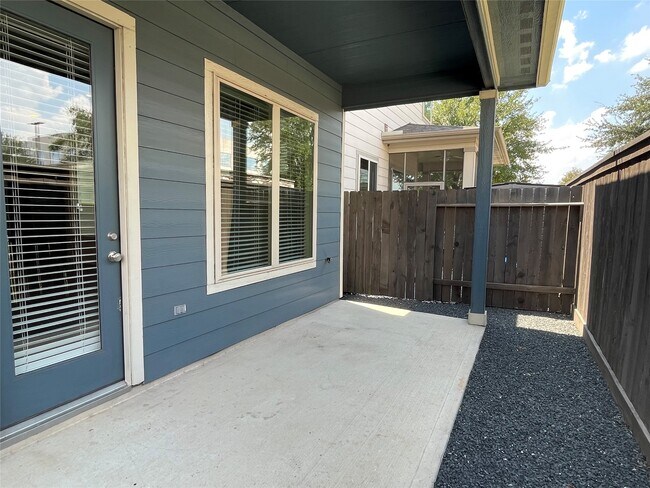 Building Photo - 10418 Quiet Courtyard Rd
