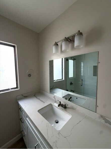 Building Photo - 121 Crescent Dr