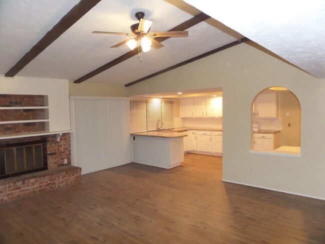 Building Photo - 14611 Leacrest Dr