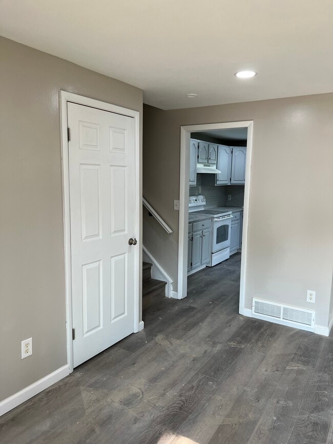 Building Photo - 7441 Farmstead Rd