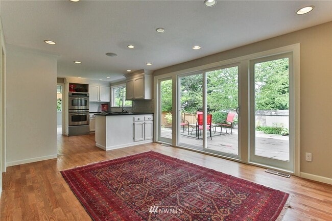Building Photo - 4 bd 2.5 bathroom single family home in Bellevue