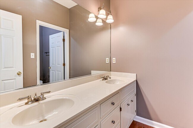 Building Photo - 1140 Parkside Trail