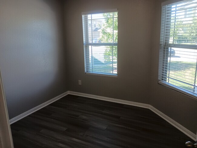 Building Photo - Room in House on Dashmoor Creek