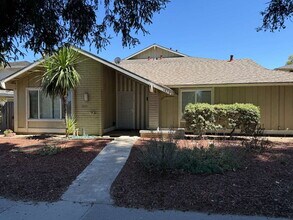 Building Photo - Large 3 bedroom apartment