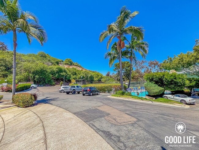 Building Photo - SD: Spacious 2BD/2BA Condo in Hillcrest with Private Balcony, Community Pool & Tennis Court
