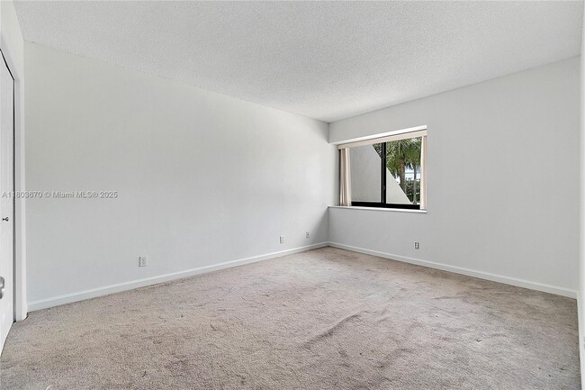 Building Photo - 398 Fern Dr
