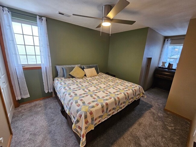 Building Photo - Beautiful Home in the Valley