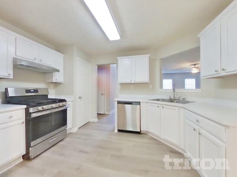 Building Photo - 5534 Somervale Ct