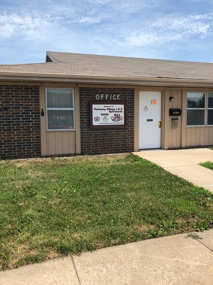 Primary Photo - Parkway Village Apartments