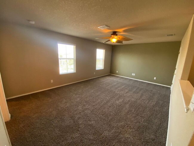 Building Photo - Spacious ~ 3/2.5 with Storage ~ Near Lackl...