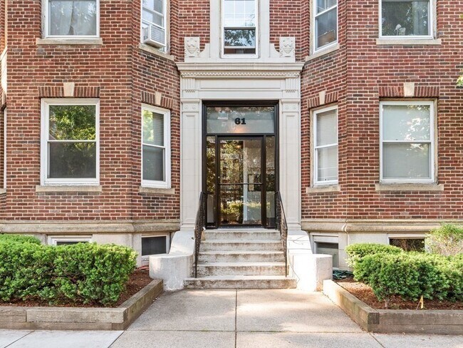Building Photo - 61 Thatcher St