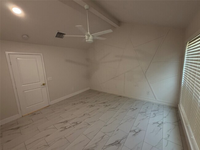 Building Photo - 2218 Round Lake Dr