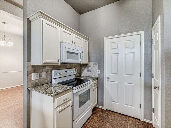 Building Photo - Updated home in Edmond + 3 bed + 2 bath + Edmond Schools