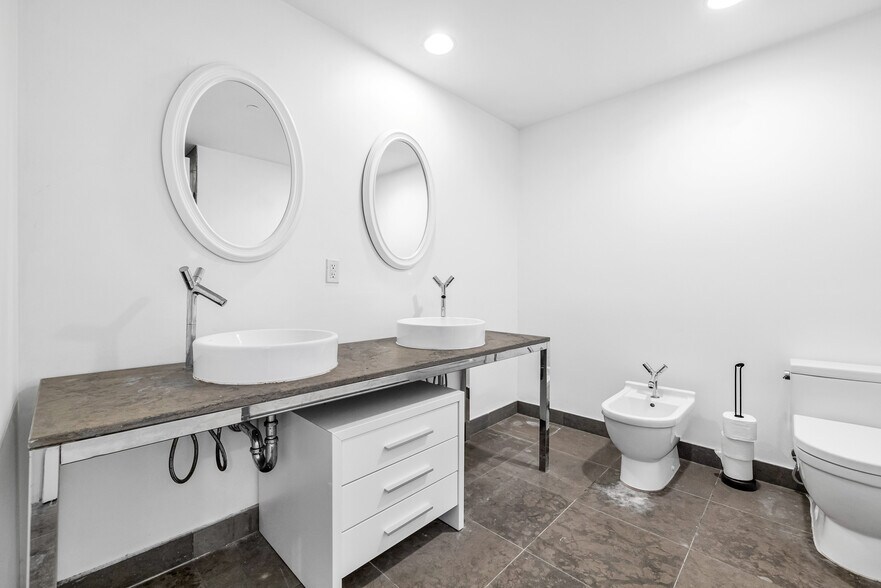 Building Photo - 495 Brickell Ave