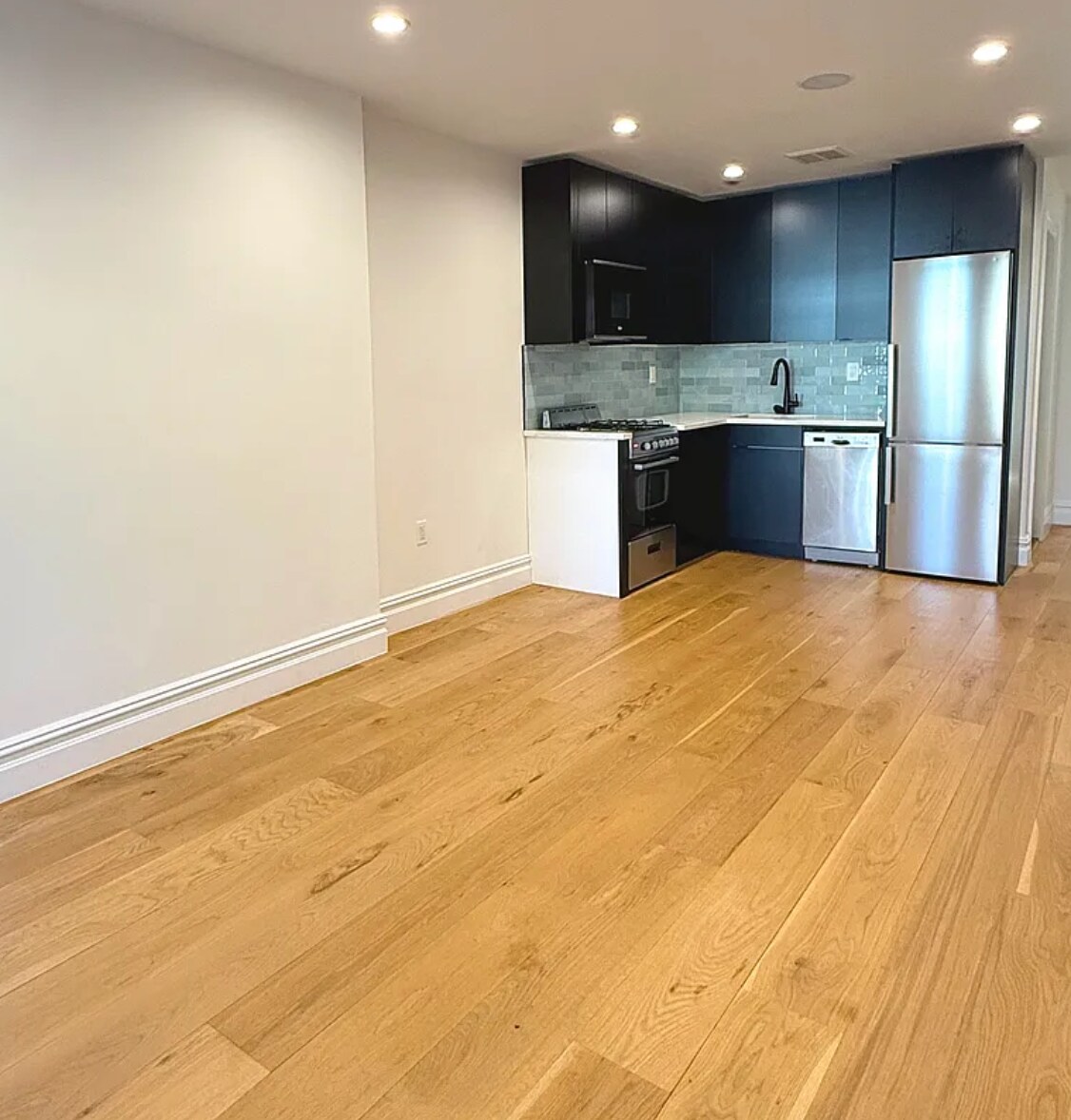 Kitchen / living - 938 Putnam Ave