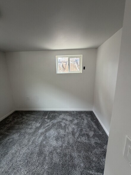Building Photo - 943 E Crestwood Rd