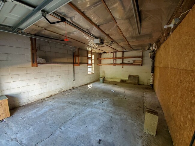 Building Photo - 2 Bedroom Apartment style home in Tecumseh