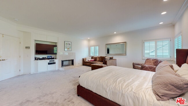 Building Photo - 4950 Densmore Ave