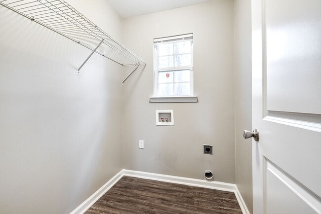 Building Photo - Charming 3BR Home/ Fenced Yard Convenient & Comfortable Living