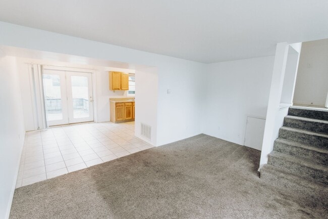 Building Photo - 2 Bedroom / 1 Bathroom Duplex for Rent in ...