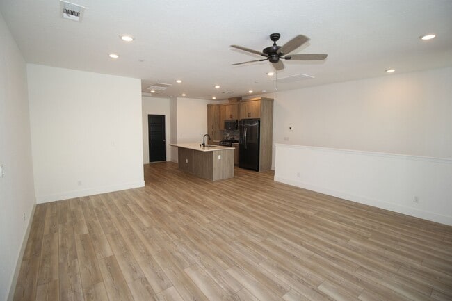 Building Photo - 2737 E Tamarind Dr