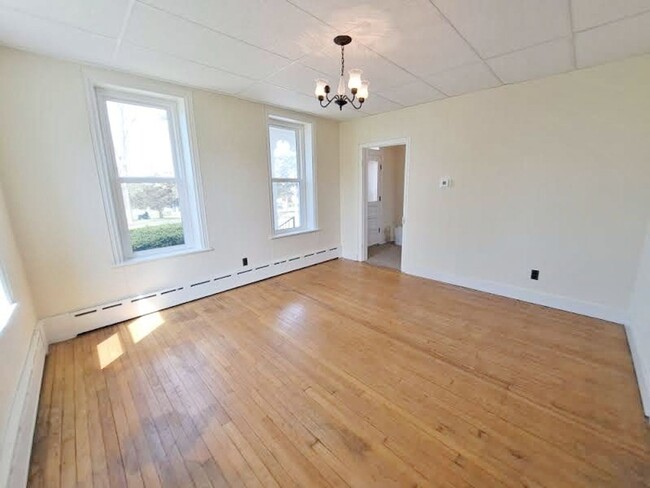 Building Photo - 3 Bed / 1-1/2 Bath Single Family w/2 Car G...