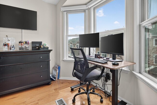 Building Photo - 354 Oswego Ct