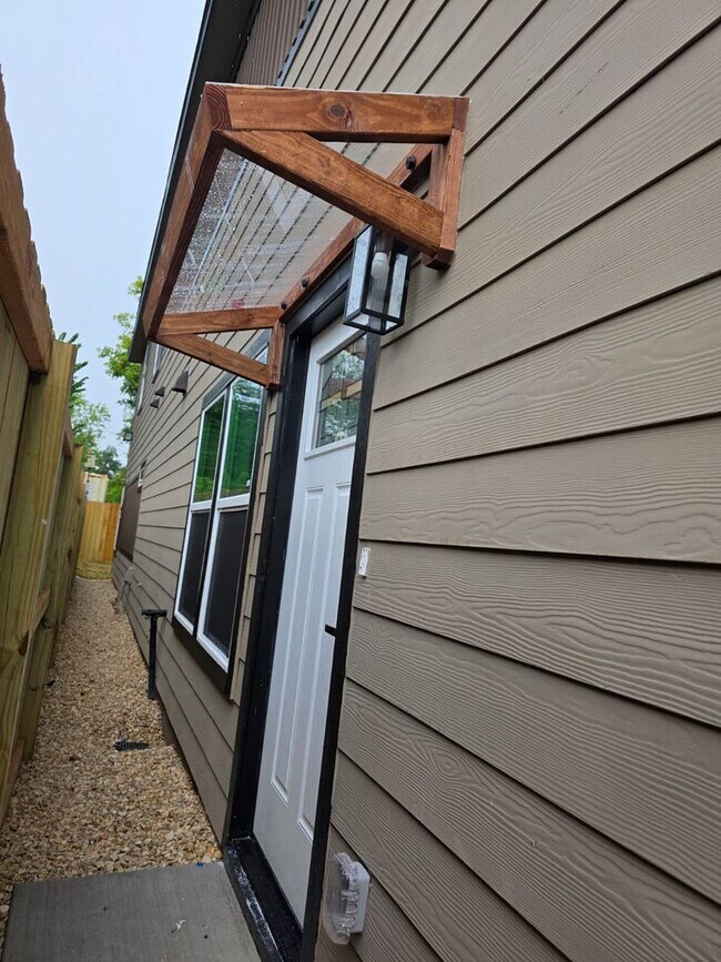 Building Photo - Stunning Duplex with Garage & Modern Finishes