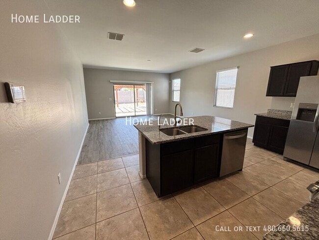 Building Photo - 10453 E Cliffrose Ln