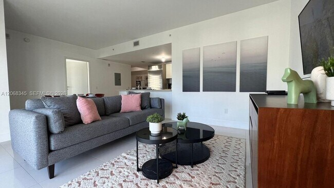 Building Photo - 1300 Brickell Bay Dr