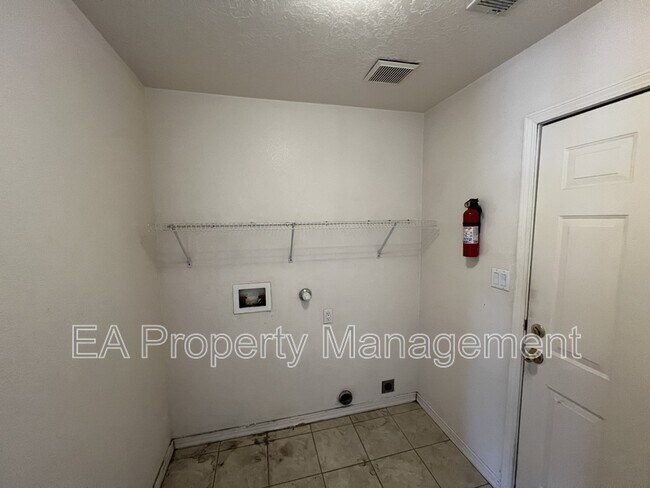 Building Photo - 4009 Pasaje Pl NW