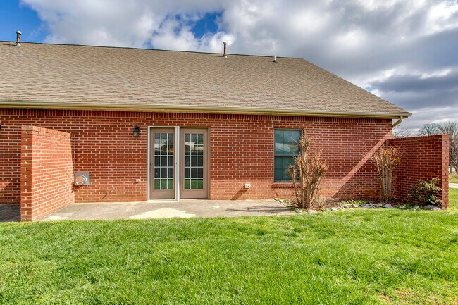 Building Photo - 101 Pinewood Dr