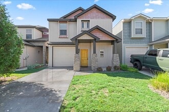 Building Photo - Centrally Located 3 Bedroom 2.5 Bathroom Home